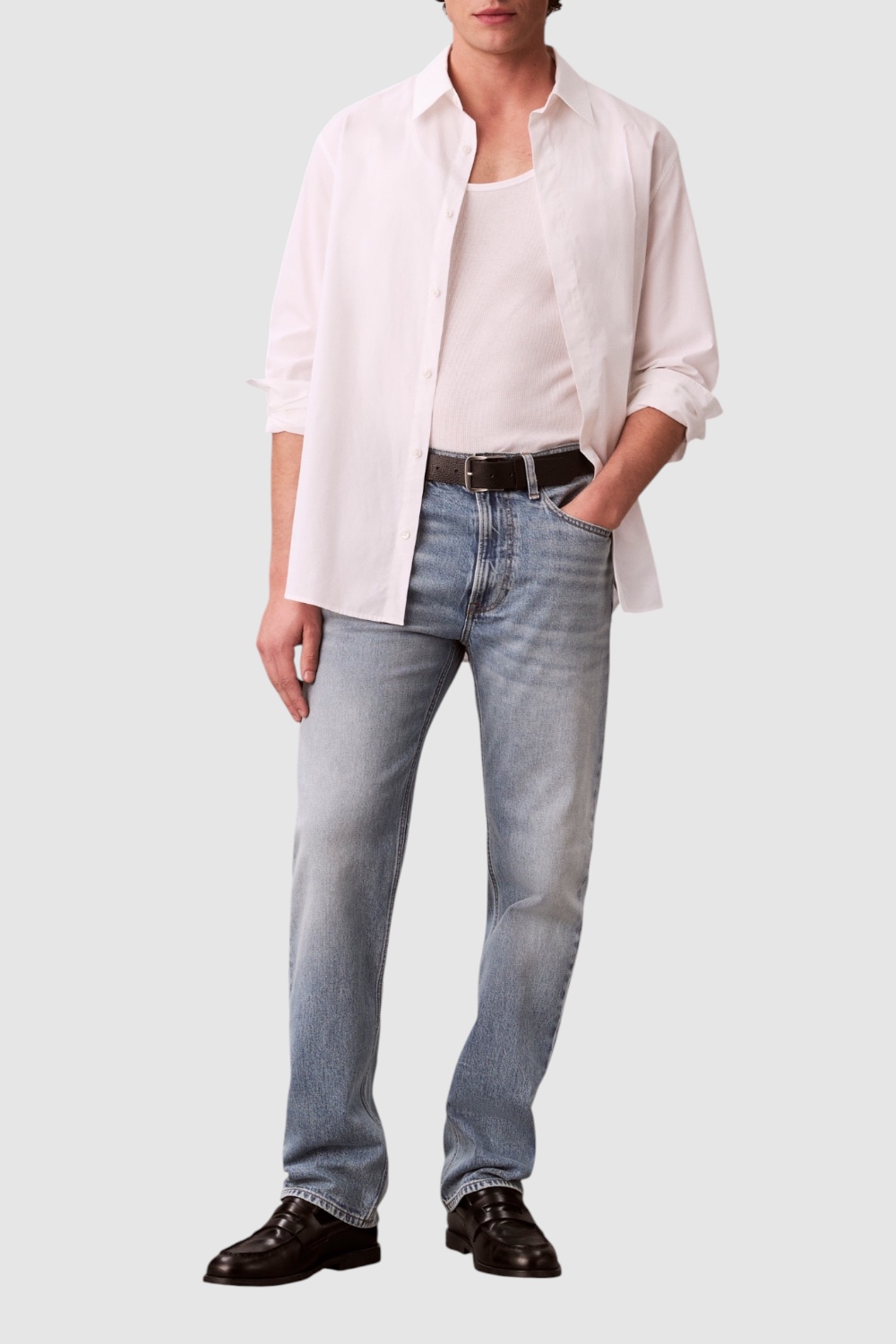 תמונת כל הלוק של מכנסי ג'ינס בגזרה ישרה